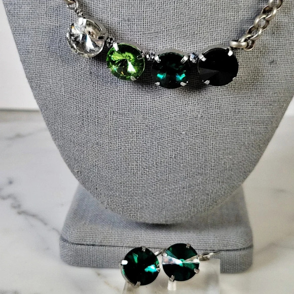 Green Crystal Necklace Earrings Set Silvertone Rolo Chain Adjustable Riv… - Picture 3 of 12